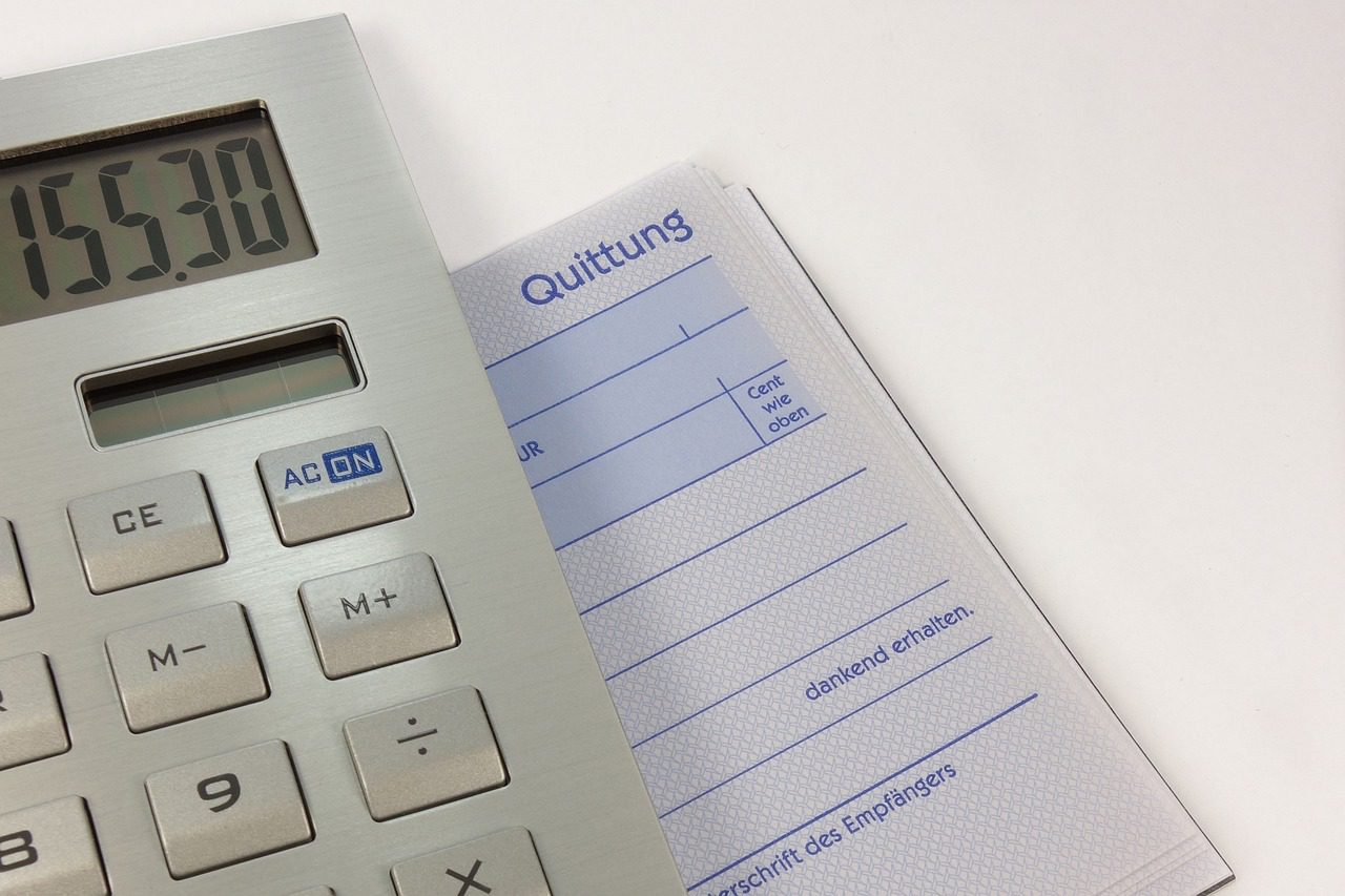 Factura electrónica ARCA 2026 – nuevo régimen de comprobantes Calculadora y comprobantes sobre escritorio, facturación electrónica ARCA 2026