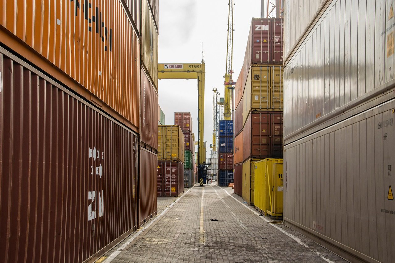 Exportacion por correo pymes ARCA 2026 – puerto y contenedores de carga Puerto con contenedores de carga listos para exportación comercial por vía postal de pymes argentinas