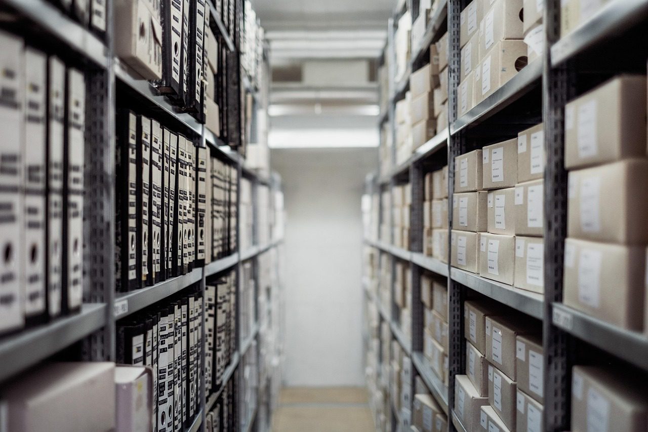 Archivo de cajas con expedientes, documentación fiscal de una pyme