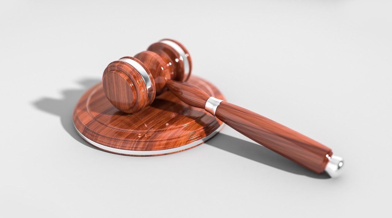 Mazo judicial sobre fondo claro, ejecución fiscal y embargo de cuentas por deudas con ARCA