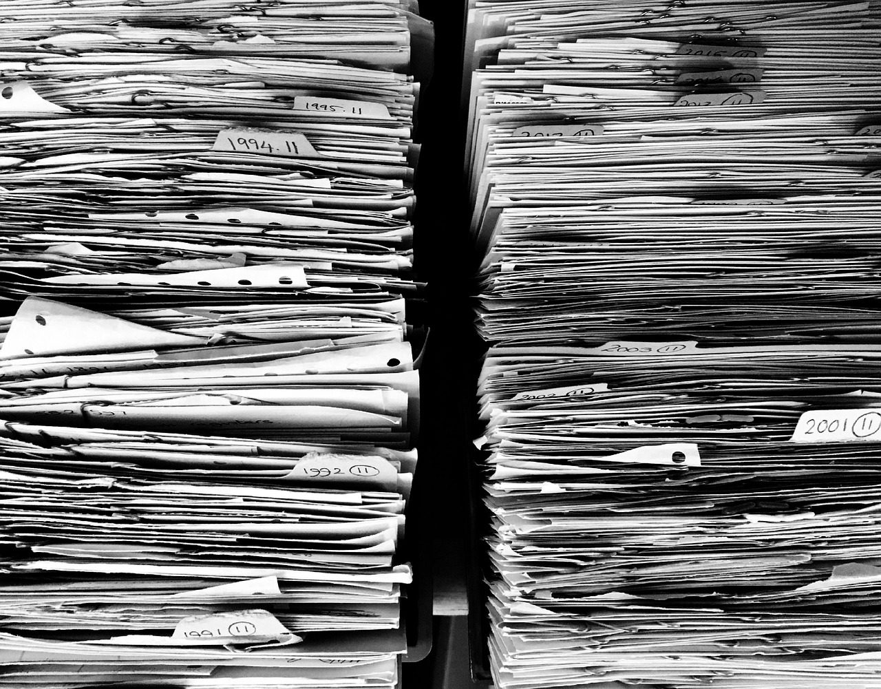 Pilas de carpetas y papeles archivados: el comprobante en papel deja de ser la regla